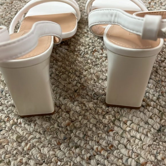 Women’s strappy heeled square sandal - Picture 3 of 6